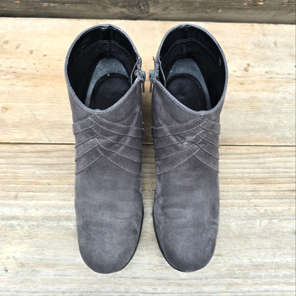 A2 By Aerosoles Playaway Gray Vegan Suede, Comfort Bootie. WMS 7M